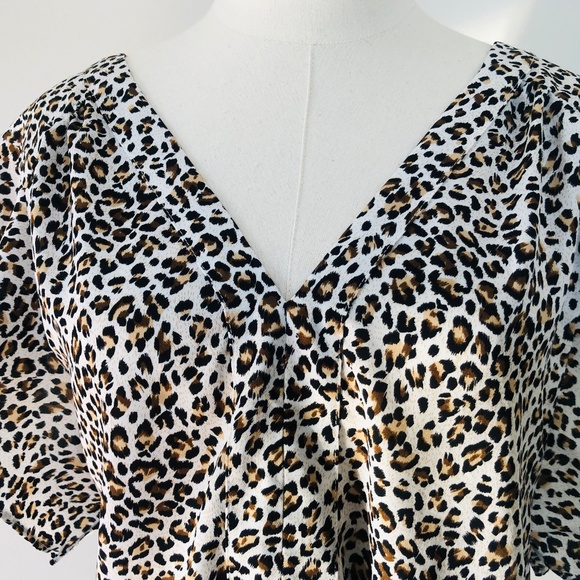 Pullover Medium SANCTUARY Leopard Animal Print Blouse Short Sleeves V Neck - Picture 4 of 9